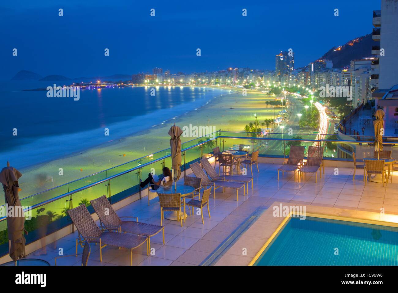 Copacabana-Strand bei Dämmerung, Rio De Janeiro, Brasilien, Südamerika Stockfoto
