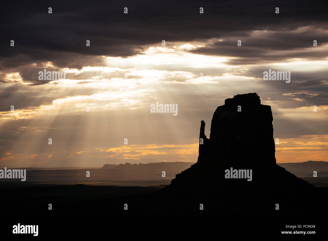 Monument Valley Navajo Tribal Park in der Morgendämmerung, Utah, Vereinigte Staaten von Amerika, Nordamerika Stockfoto