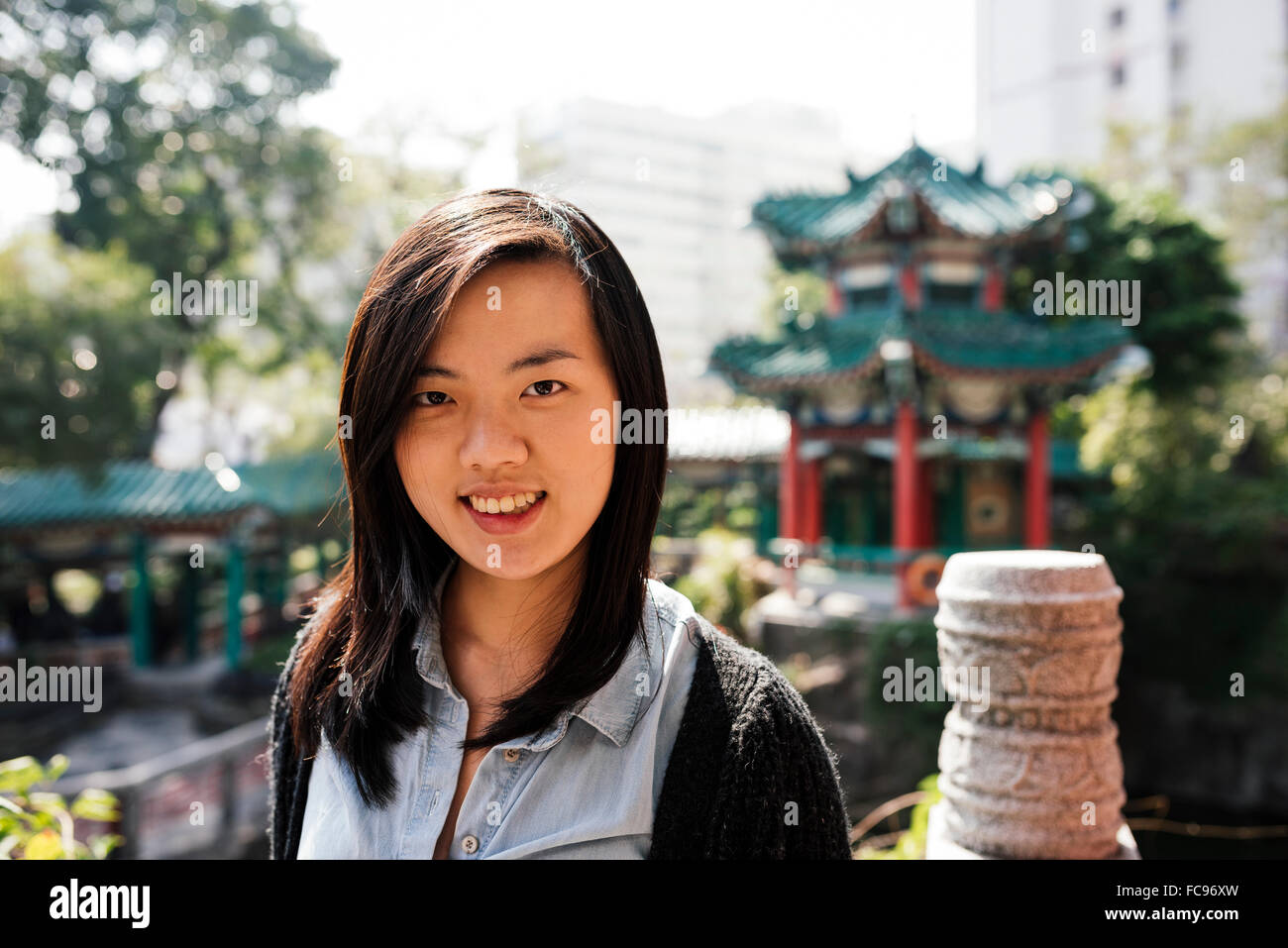 Porträt der jungen Frau, Wong-Tai-Sin-Tempel, Kowloon, Hong Kong, China, Asien Stockfoto