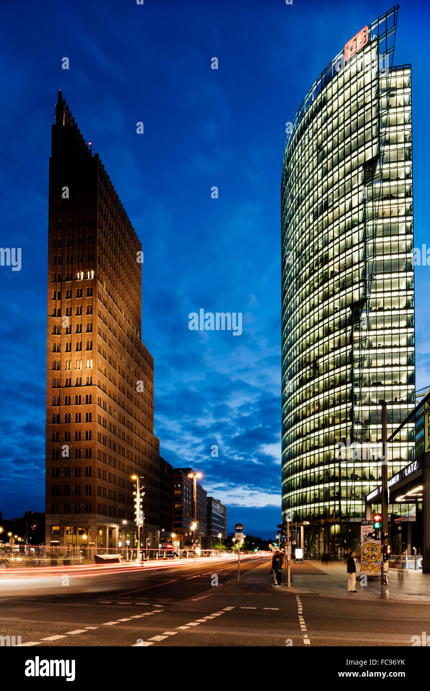 Außenseite des Kollhoff-Tower und Deutsche Bahn Tower bei Nacht, Potsdamer Platz, Berlin, Deutschland, Europa Stockfoto
