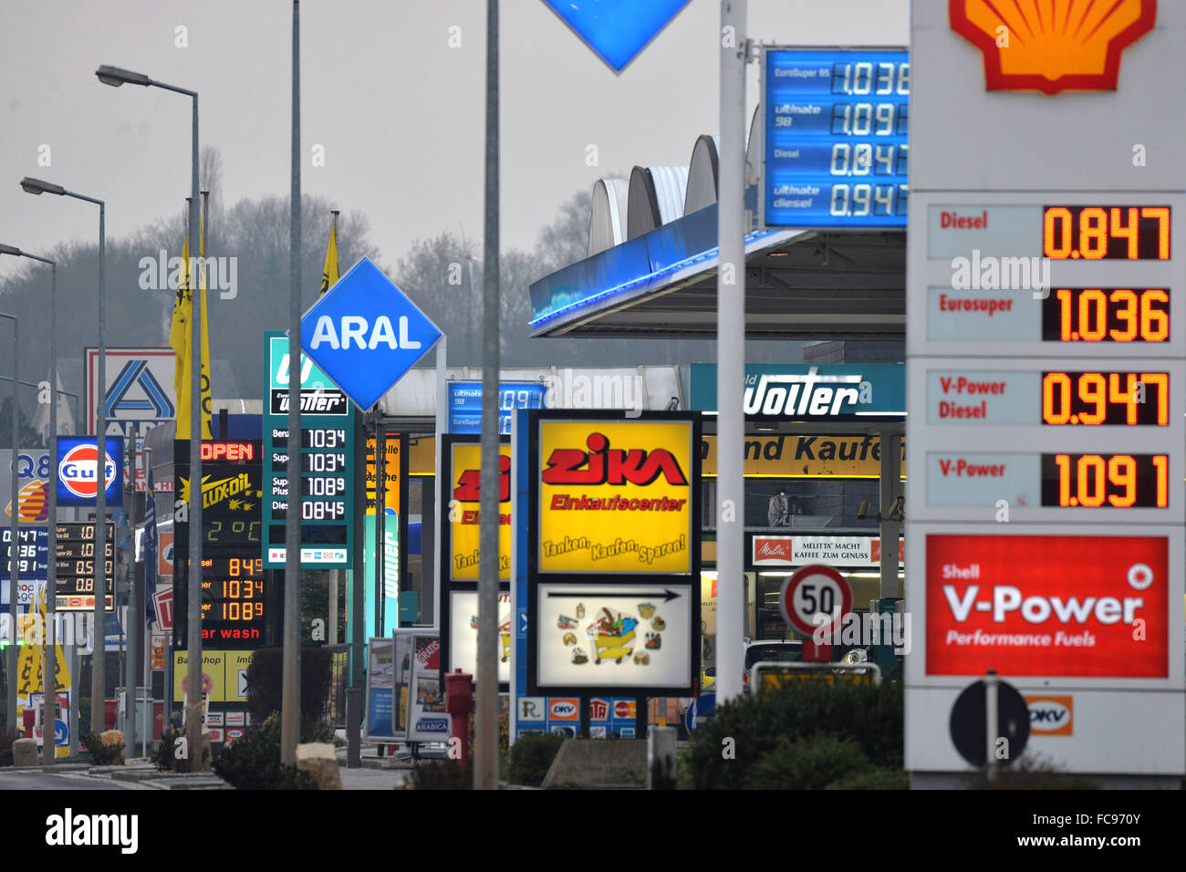 Wasserbillig, Luxemburg. 20. Januar 2016. Ein Blick auf Reihen von Tankstellen mit ihren Preistabellen entlang einer Straße in Wasserbillig, Luxembourg, 20. Januar 2016. Benzin-Tourismus aus Deutschland in angrenzende Länder, so ist Luxemburg, seit den jüngsten Rückgang der Preise für Öl und Benzin. Foto: Harald Tittel/Dpa/Alamy Live News Stockfoto