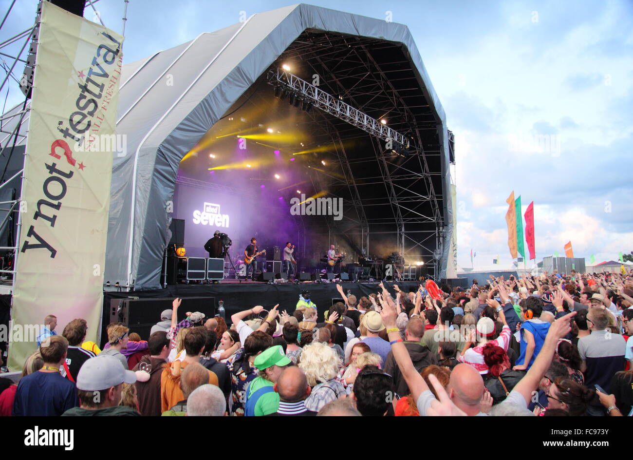 Musik-Fans versammelten sich um die Hauptbühne auf dem Y nicht Festival in Derbyshires Peak District National Park, England UK Stockfoto