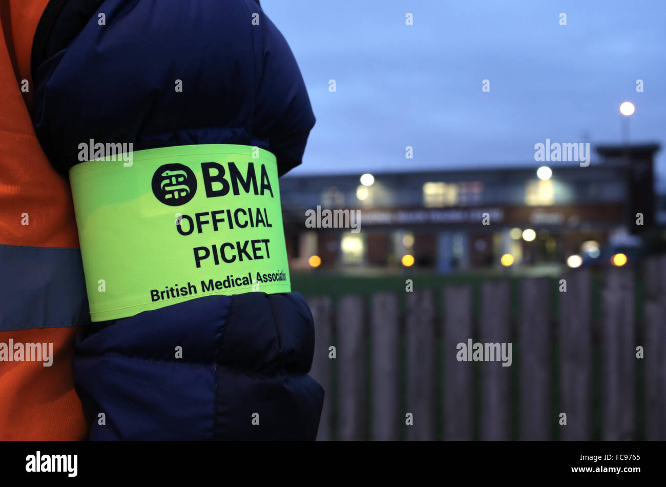 MIDDLESBROUGH, TEESSIDE/UK - 12. Januar 2016 - ein junior Arzt auf die Streikposten an James Cook University Hospital. Stockfoto