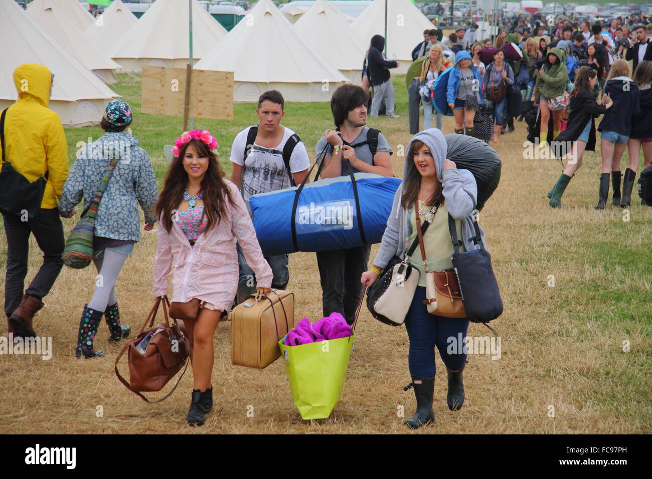 Festivalbesucher mit camping-Ausrüstung und andere Gegenstände kommen beim Y Not Music Festival in Großbritannien Peak District Stockfoto