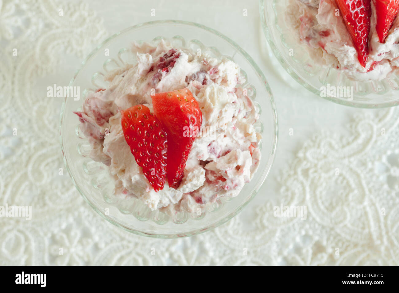 Eton mess Ein traditioneller englischer Sommer Dessert mit Erdbeeren Himbeeren Baiser und Sahne Stockfoto