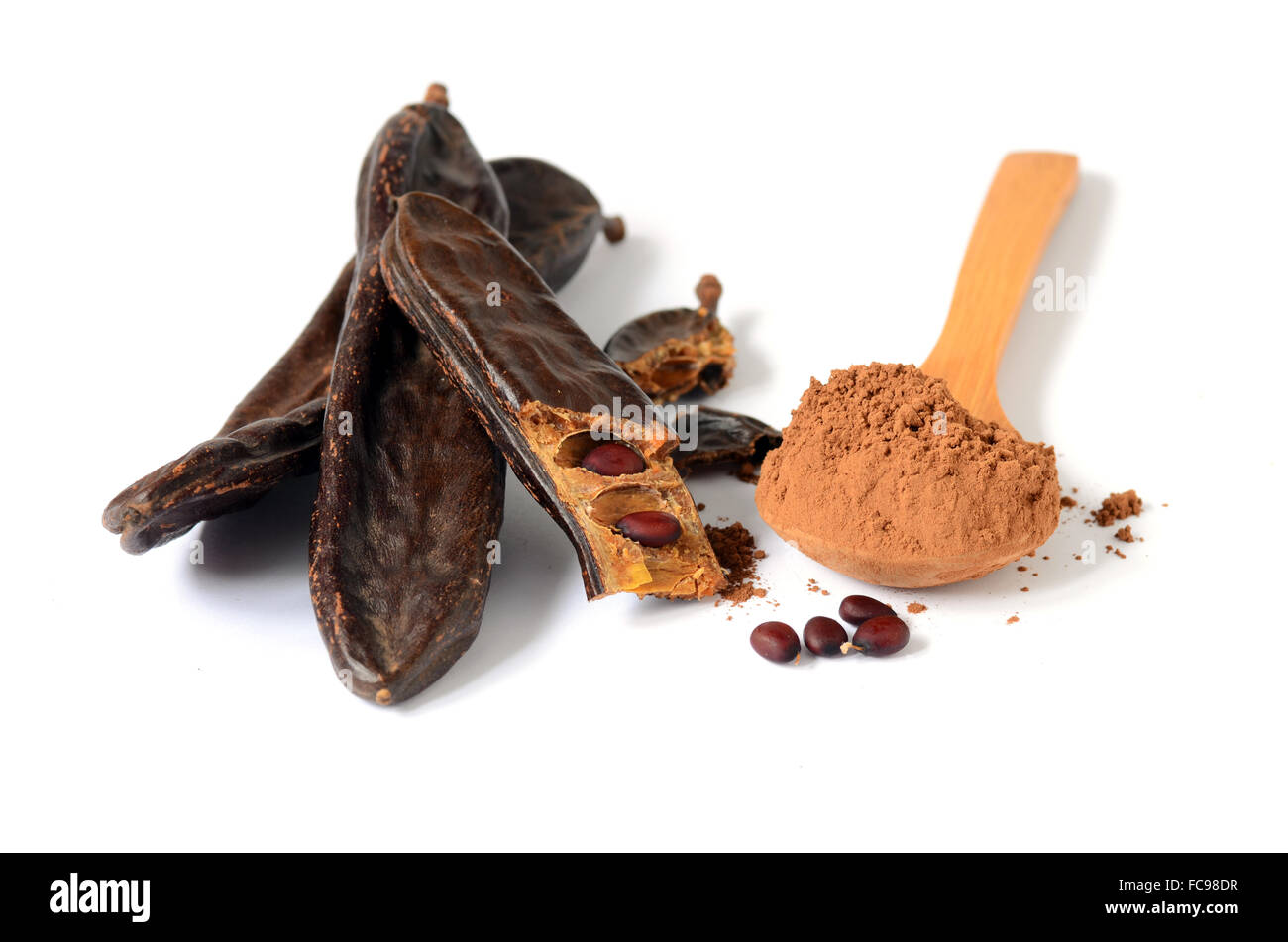 Reife Johannisbrot Schoten und Carob Pulver, kann als Ersatz für Kakao verwendet werden Stockfoto