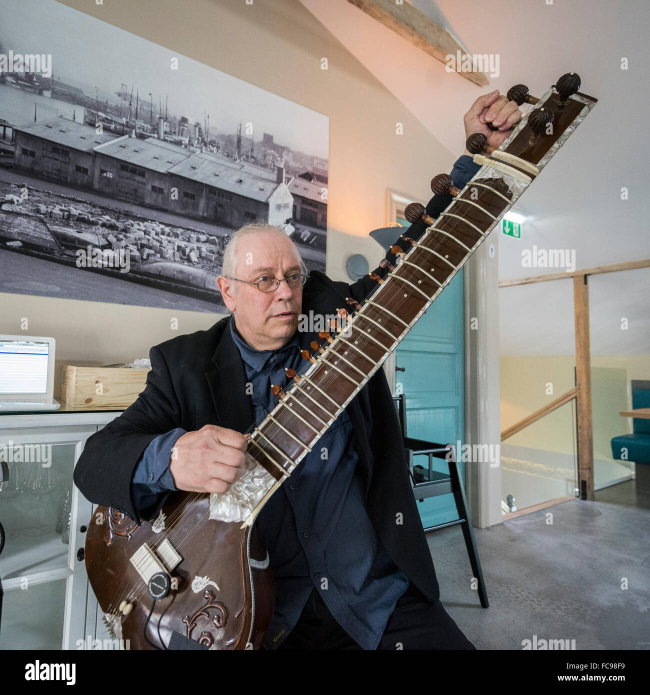 Man spielt die Sitar, Reykjavik, Island Stockfoto