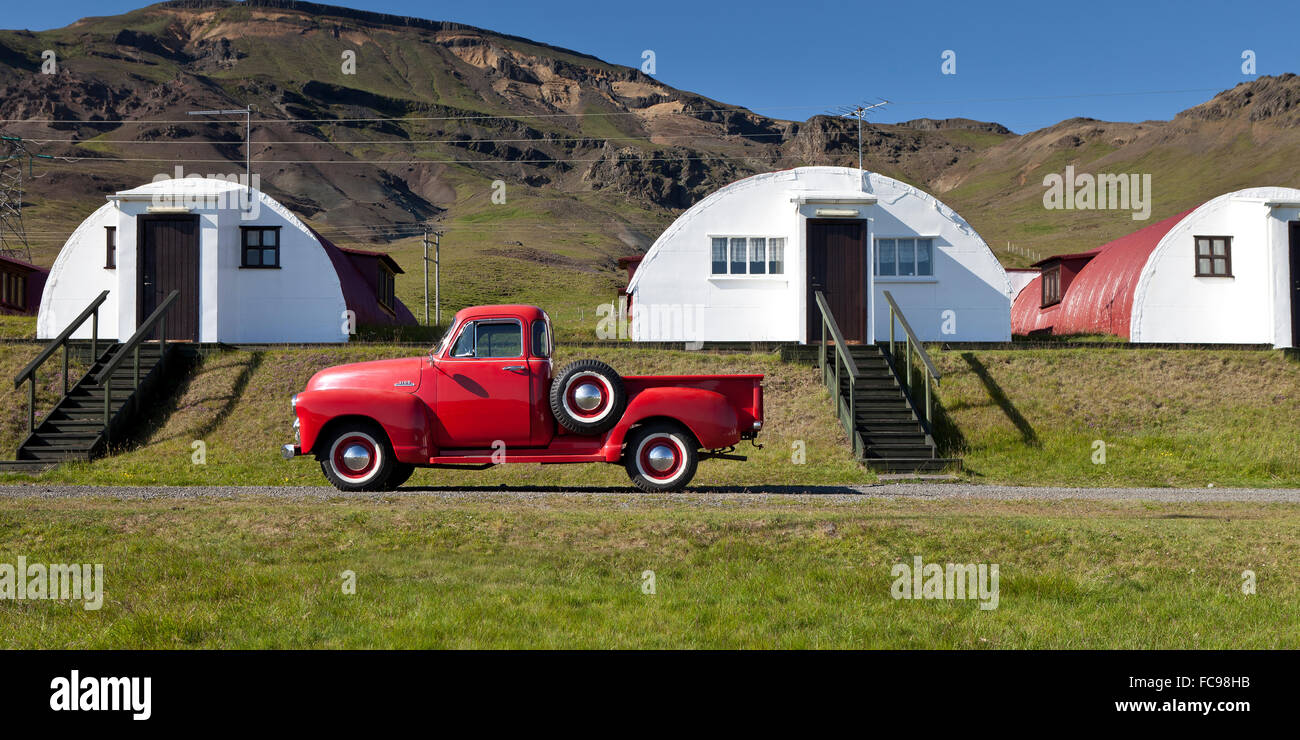 Alten Chevrolet Pickup-Truck vor alten Sommerhütten, Hvalfjordur, Island Stockfoto