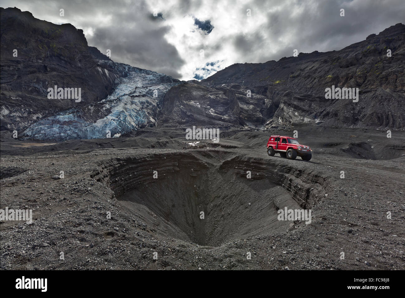Roten Jeep durch Gigjokull-Steckdose Gletscher Eyjafjallajökull Eiskappe, Island Stockfoto
