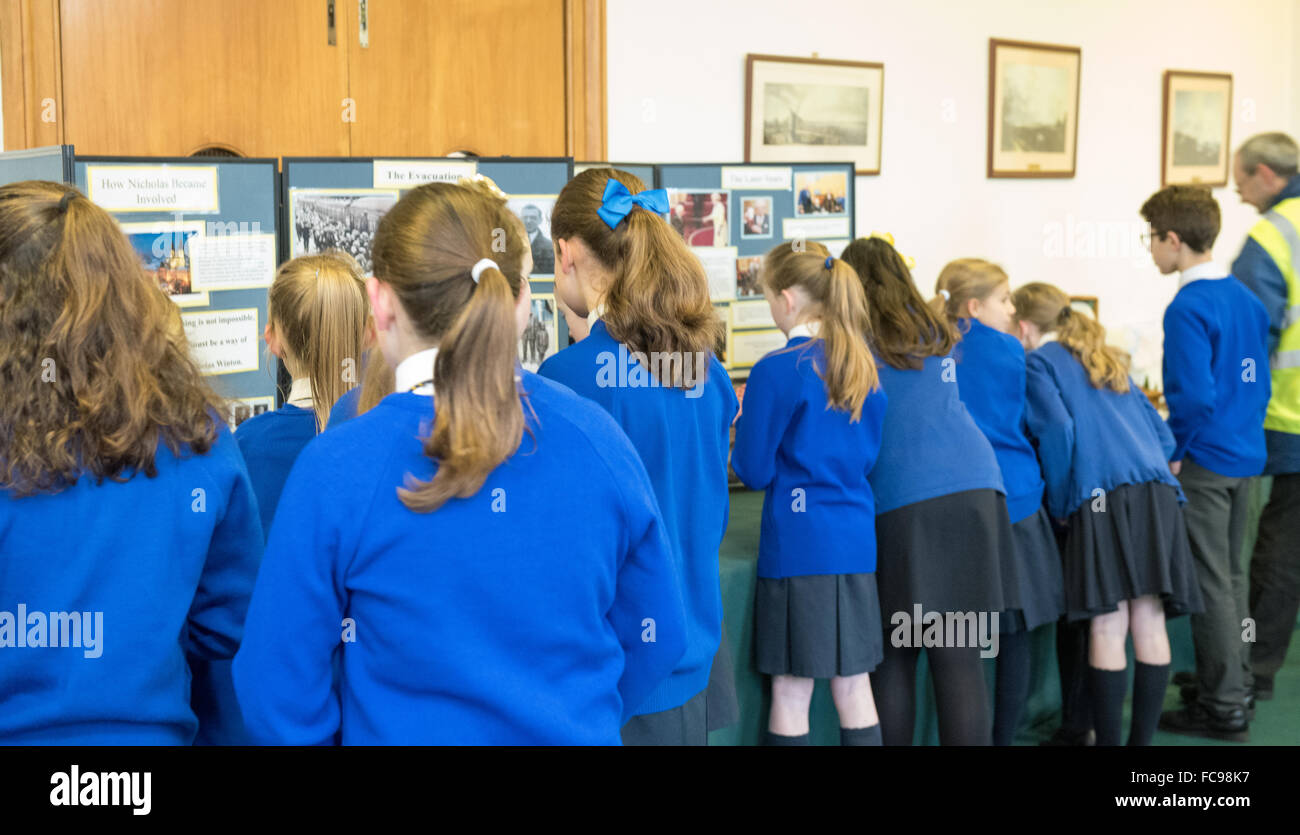 Bugholz, Essex, England. 21. Januar 2016. Schulkinder besuchen die Holocaust-Gedenktag Ausstellung Credit: Ian Davidson/Alamy Live News Stockfoto