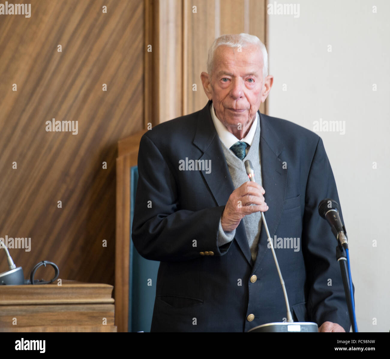 Brentwood, Essex, England. 21. Januar 2016. Otto Deutsch (Mitte), Überlebende des Holocaust von den Kindertransport anlässlich der Holocaust-Gedenktag Ausstellung Credit: Ian Davidson/Alamy Live News Stockfoto