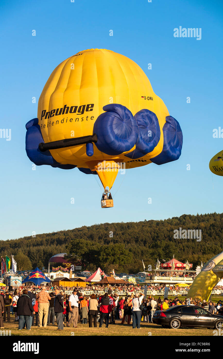 DEU, Deutschland, Sauerland Region, Warstein, Internationale Ballonfestival in Warstein, ein Ballon in der Form eines Autos [die ballo Stockfoto