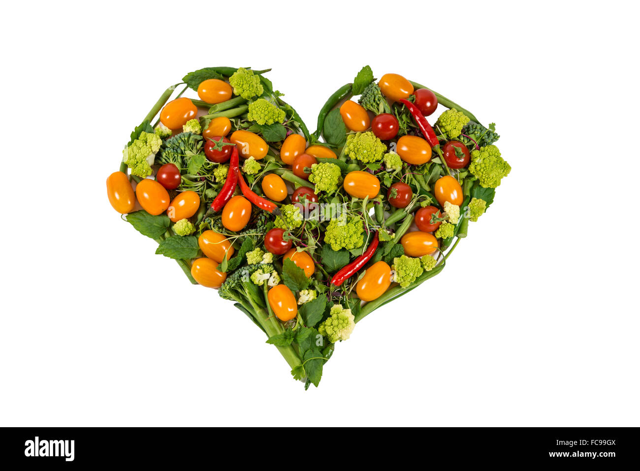 Herz von grünen, gelben und roten Gemüse Stockfoto