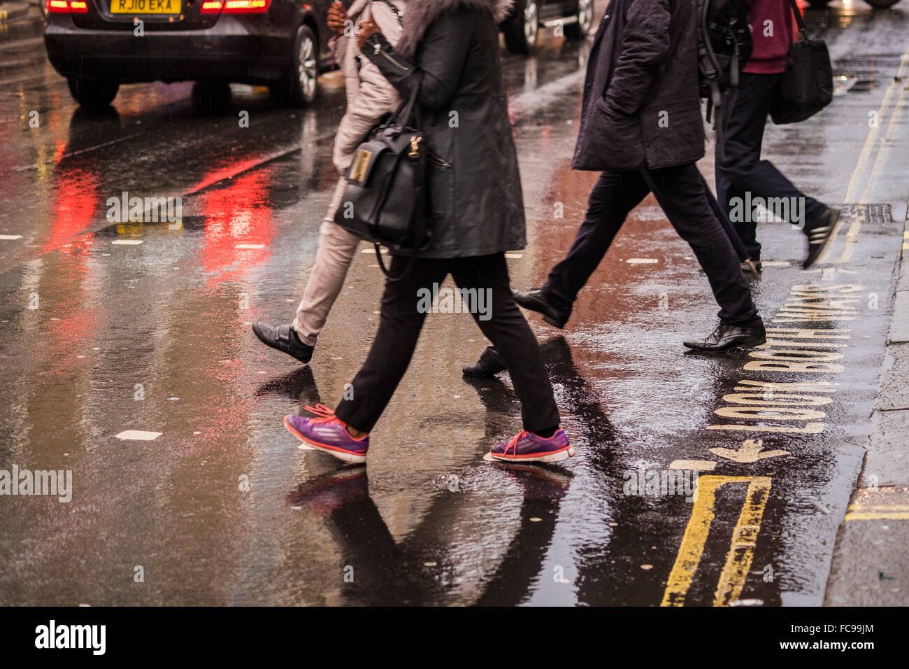 Menschen Kreuzung Straße, London, England, U.K Stockfoto
