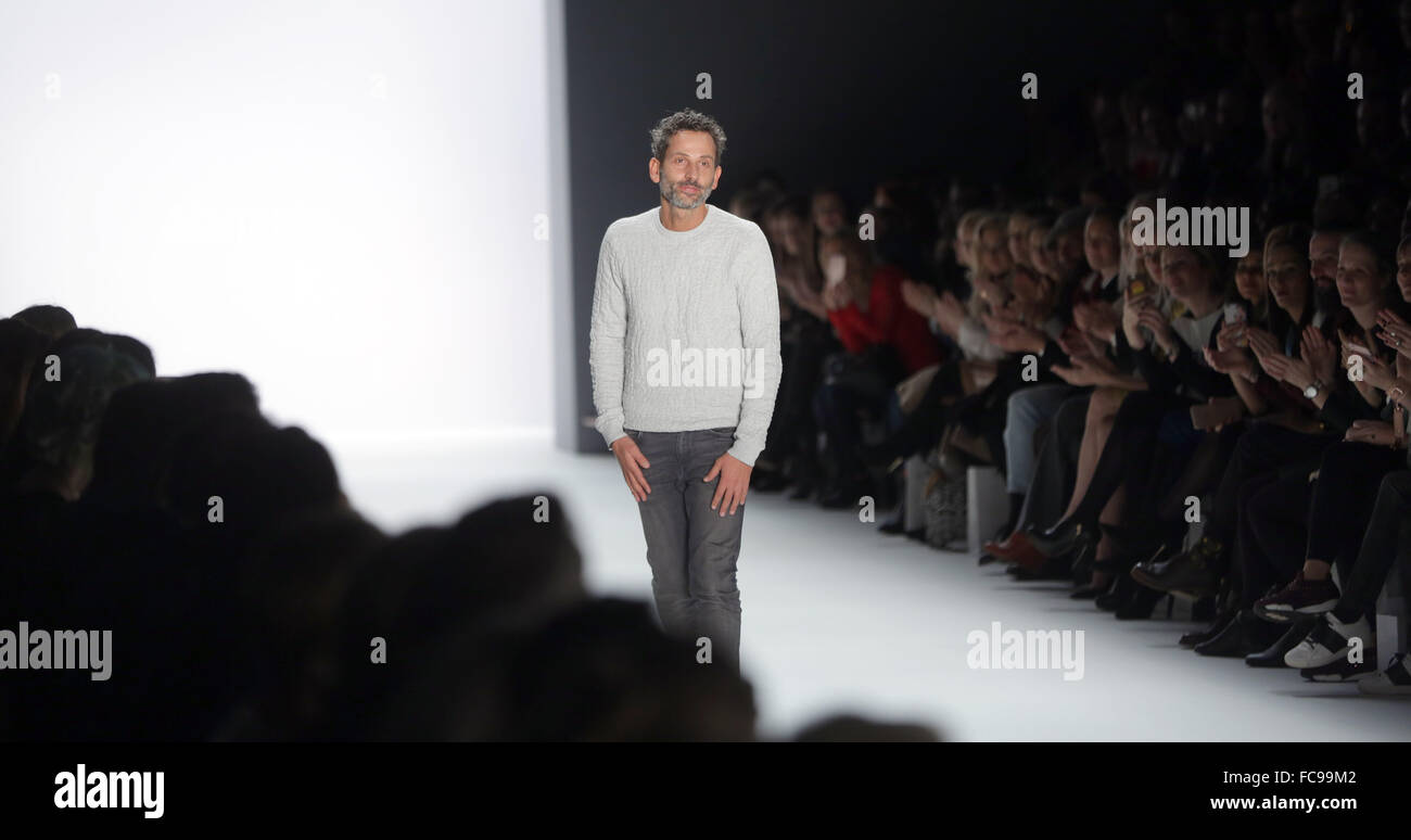 Berlin, Deutschland. 21. Januar 2016. Designer Dimitrios Panagiotopoulos nach der Show für das Mode label "Dimitri" während der Berlin Fashion Week in Berlin, Deutschland, 21. Januar 2016. Die Aumun-Winter 2016/2017-Kollektionen werden auf der Berlin Fashion Week präsentiert. Foto: Jörg CARSTENSEN/Dpa/Alamy Live News Stockfoto