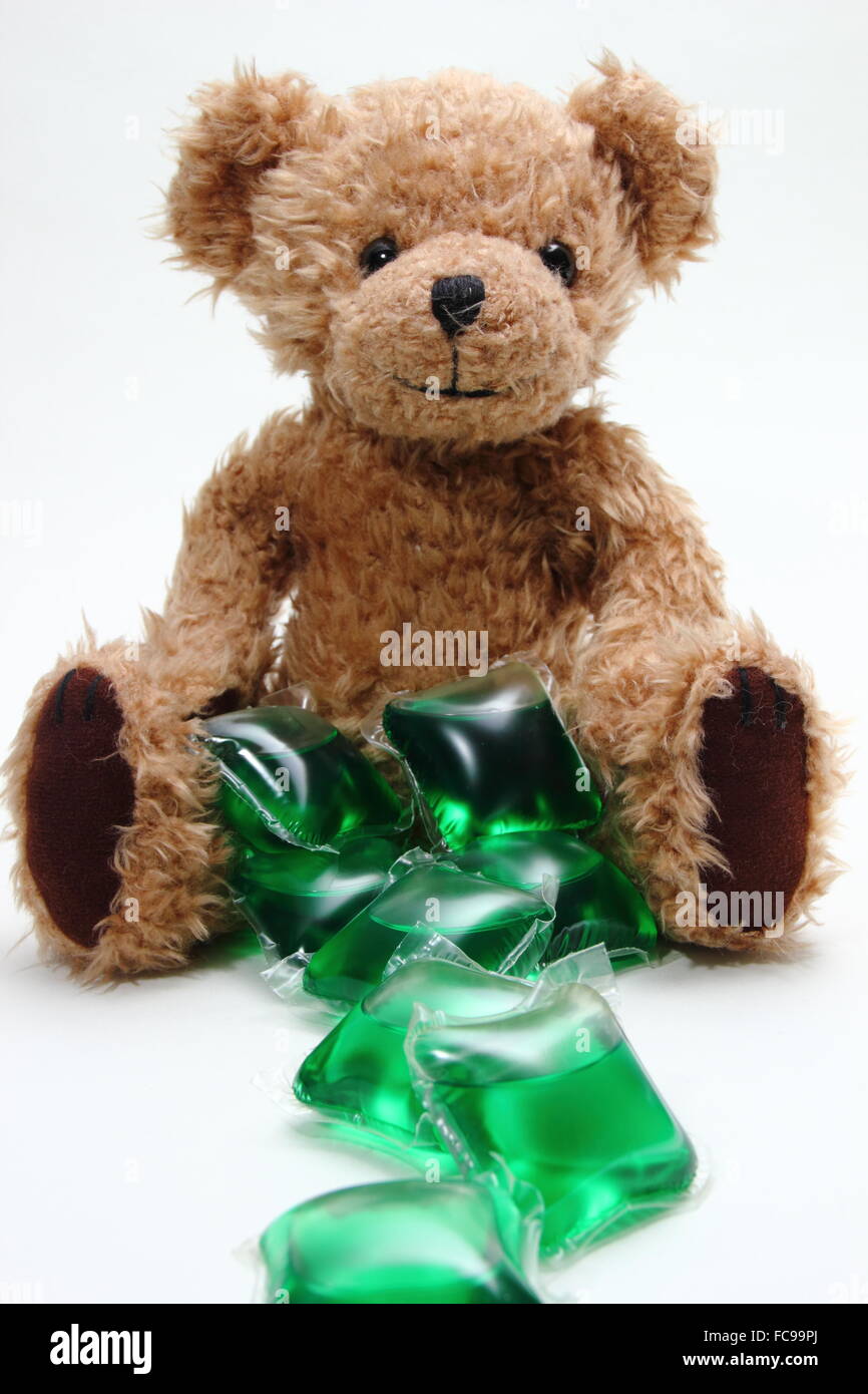 Ein Kind Spielzeug Teddybär sitzt durch biologische flüssige Wäsche Waschmittel Kapseln - UK, 2015 Stockfoto