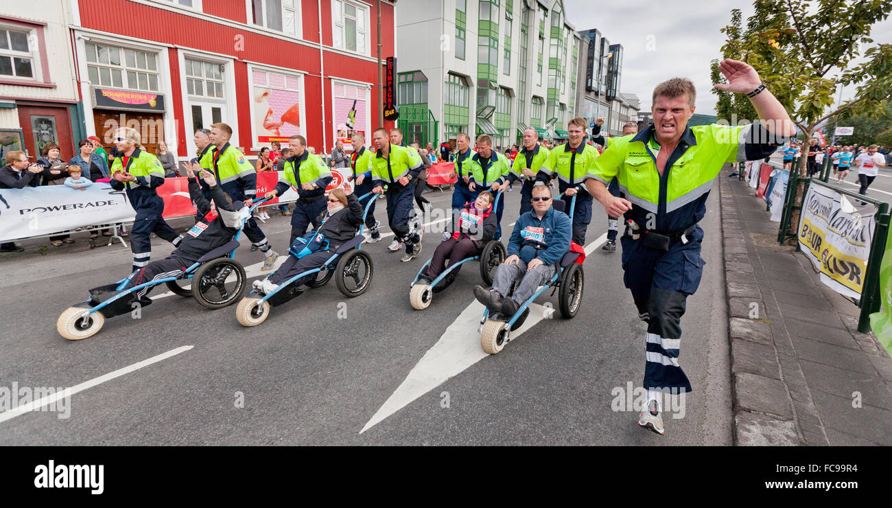 Läufer und Menschen mit geändert Rollstühle, Reykjavik Marathon, Reykjavik, Island Stockfoto