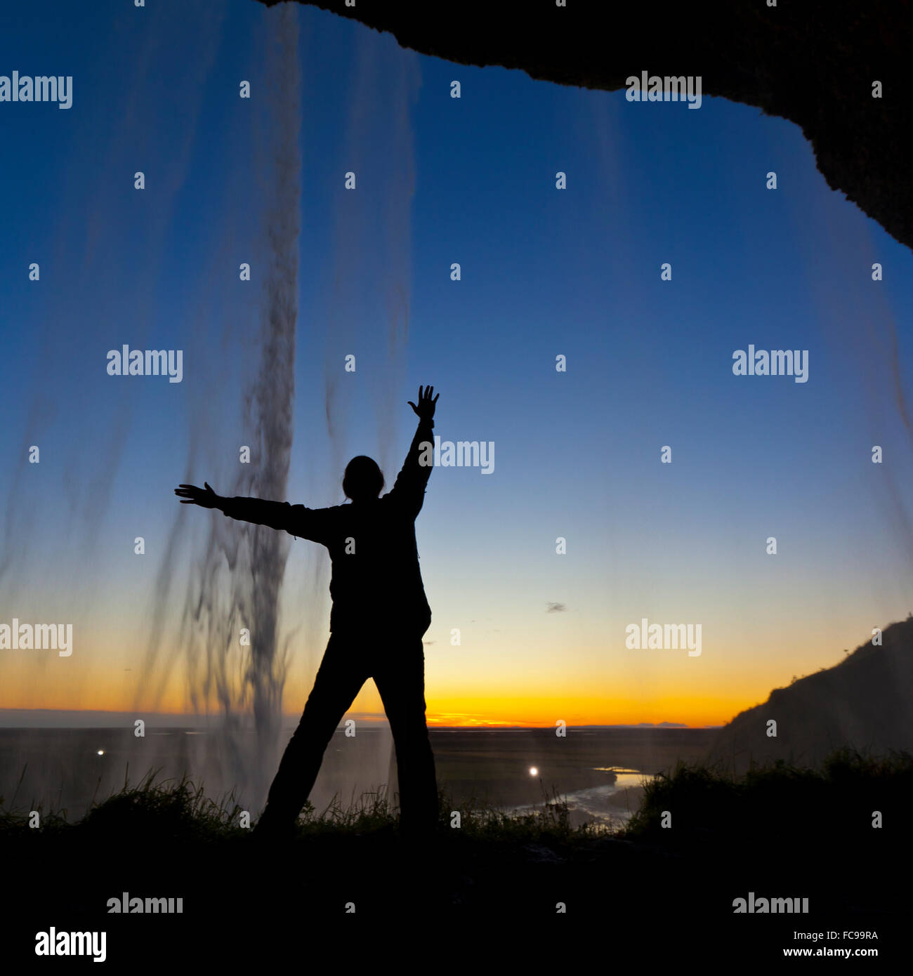 Silhouette der Mann hinter Wasserfall Seljalandsfoss, Island