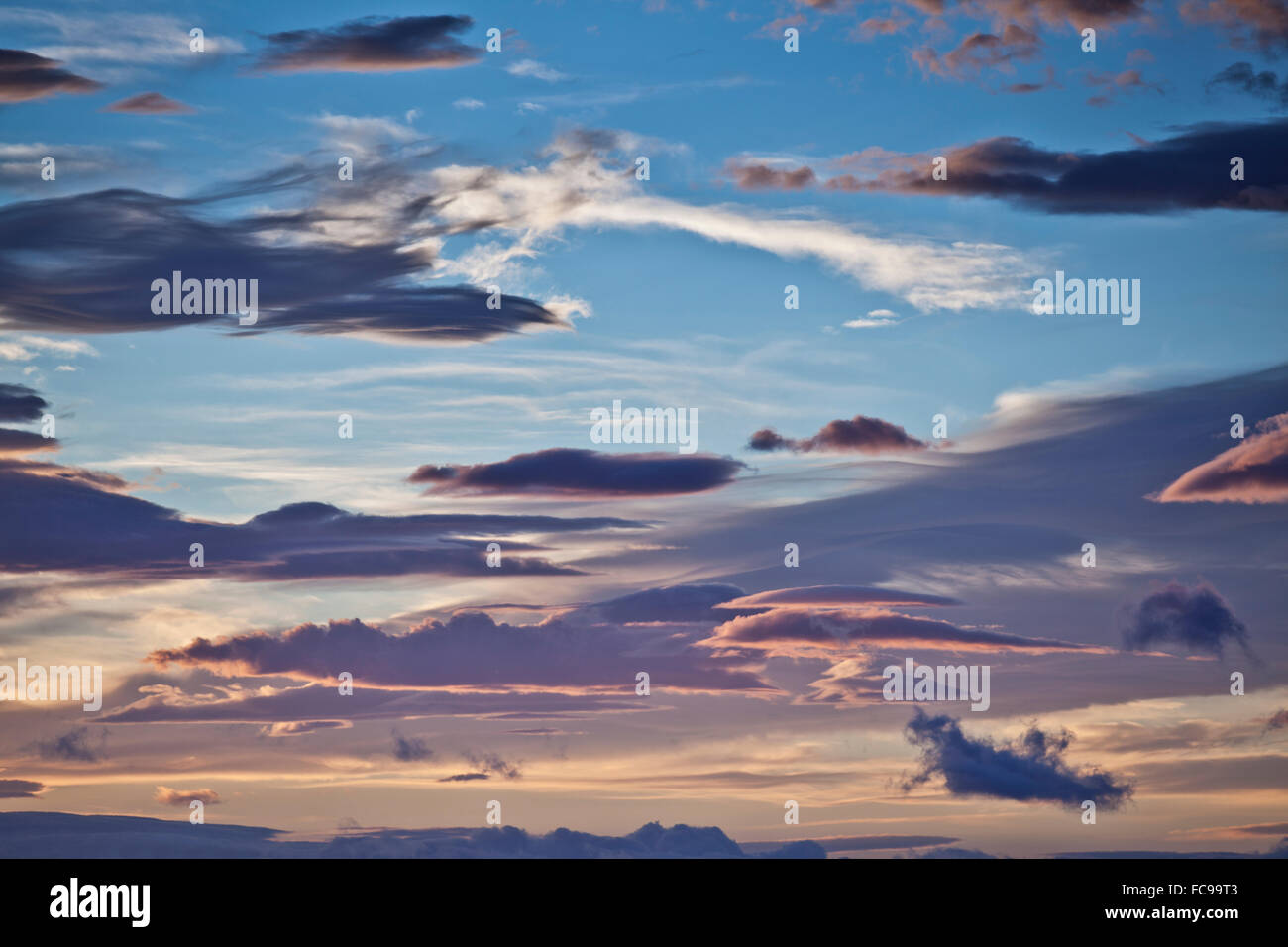 Schönen Himmel, Mitternachtssonne, Island Stockfoto