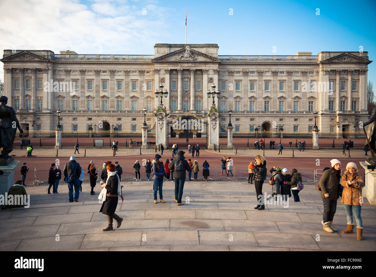 Touristen vor Buckingham Palace im Zentrum von London Stockfoto