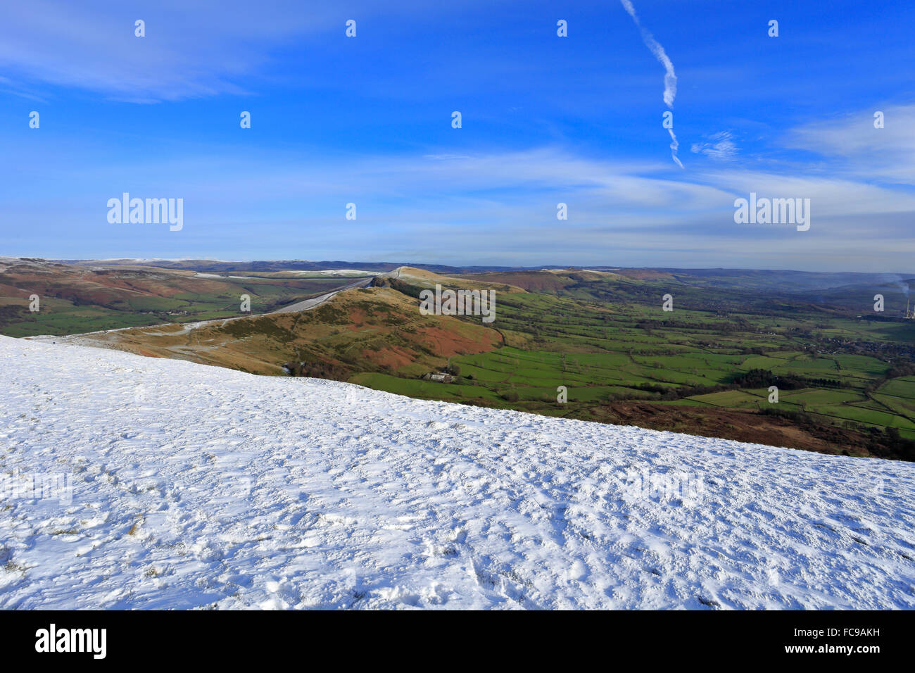 Die großen Bergrücken und Vale von Castleton aus Schnee bedeckt Mam Tor in der Nähe von Castleton, Derbyshire, Peak District National Park, England, UK. Stockfoto