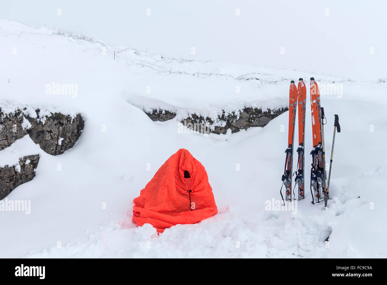 Notfall Schutzhütte Tasche und Skitouren Ausrüstung im Winter Stockfoto