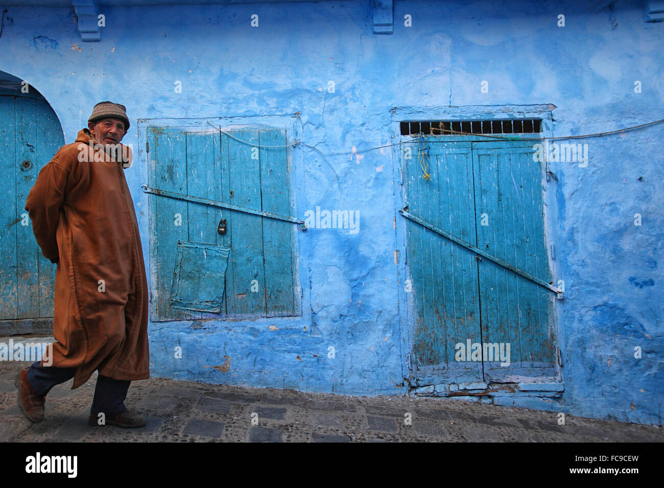 Die blauen Wände von Chefchaouen, Marokko, die in den Ausläufern des Rif-Gebirges liegt. Stockfoto
