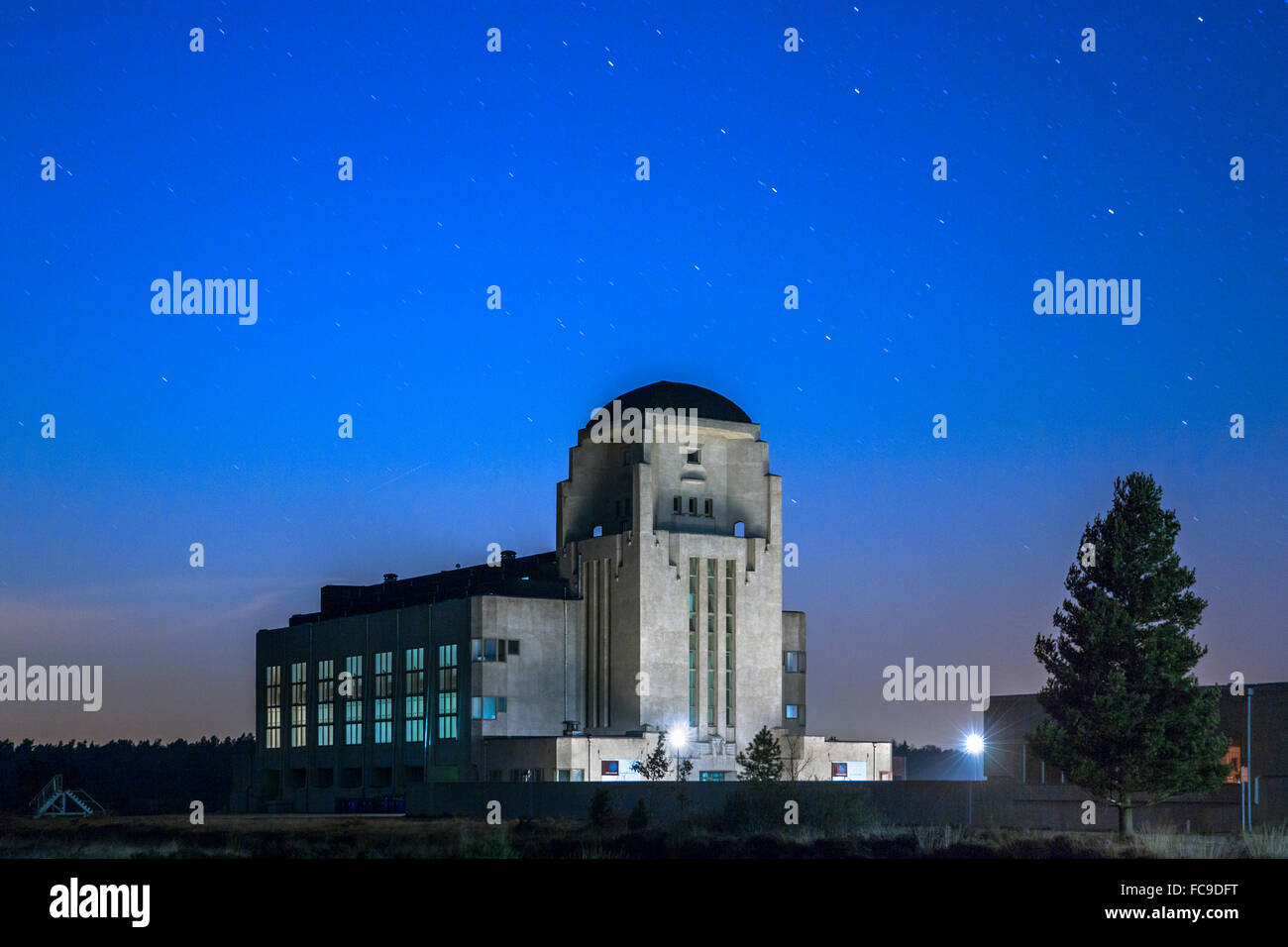 Niederlande, Radio Kootwijk, ehemalige Radiosender. Gebäude mit dem Namen Gebouw A. Stars Nacht. Stockfoto