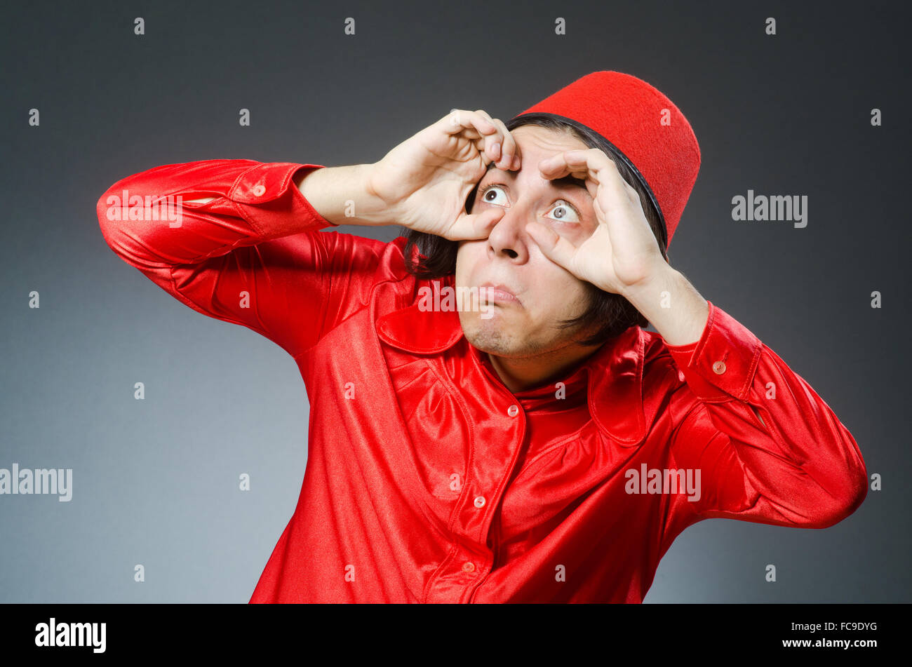 Mann trägt rote Fez Hut Stockfoto