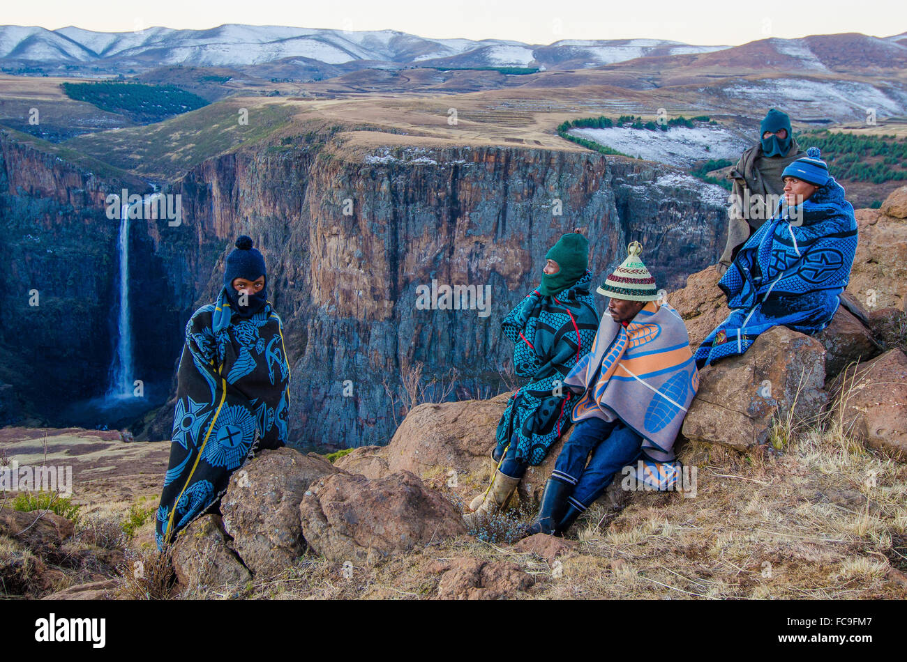 Lokale Schafe Hirten konvergieren auf den Klippen der Maletsunyane-Wasserfall im ländlichen Lesotho. Stockfoto