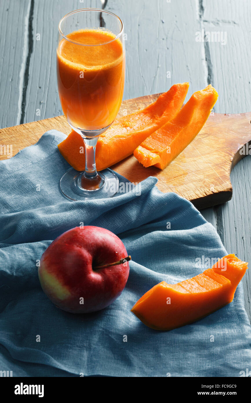 Kürbis und Apfelsaft auf ein Schneidebrett Stockfoto
