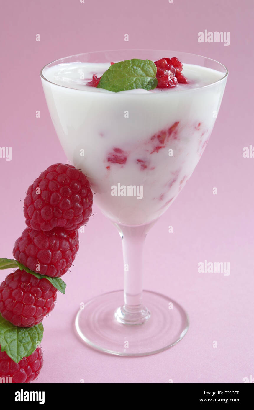 Himbeeren und Joghurt Stockfoto