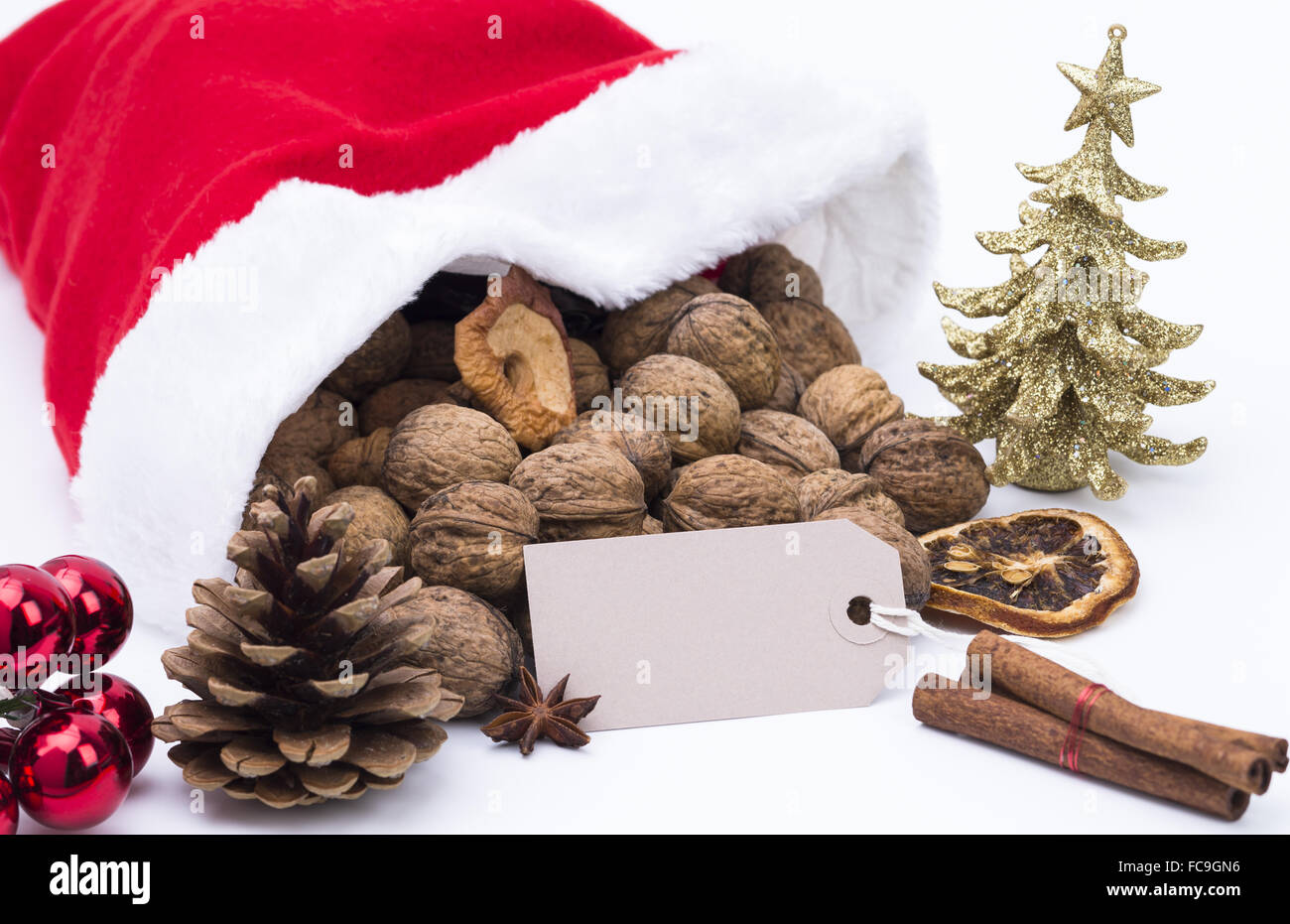 Weihnachtsmütze mit Dekoration Stockfoto