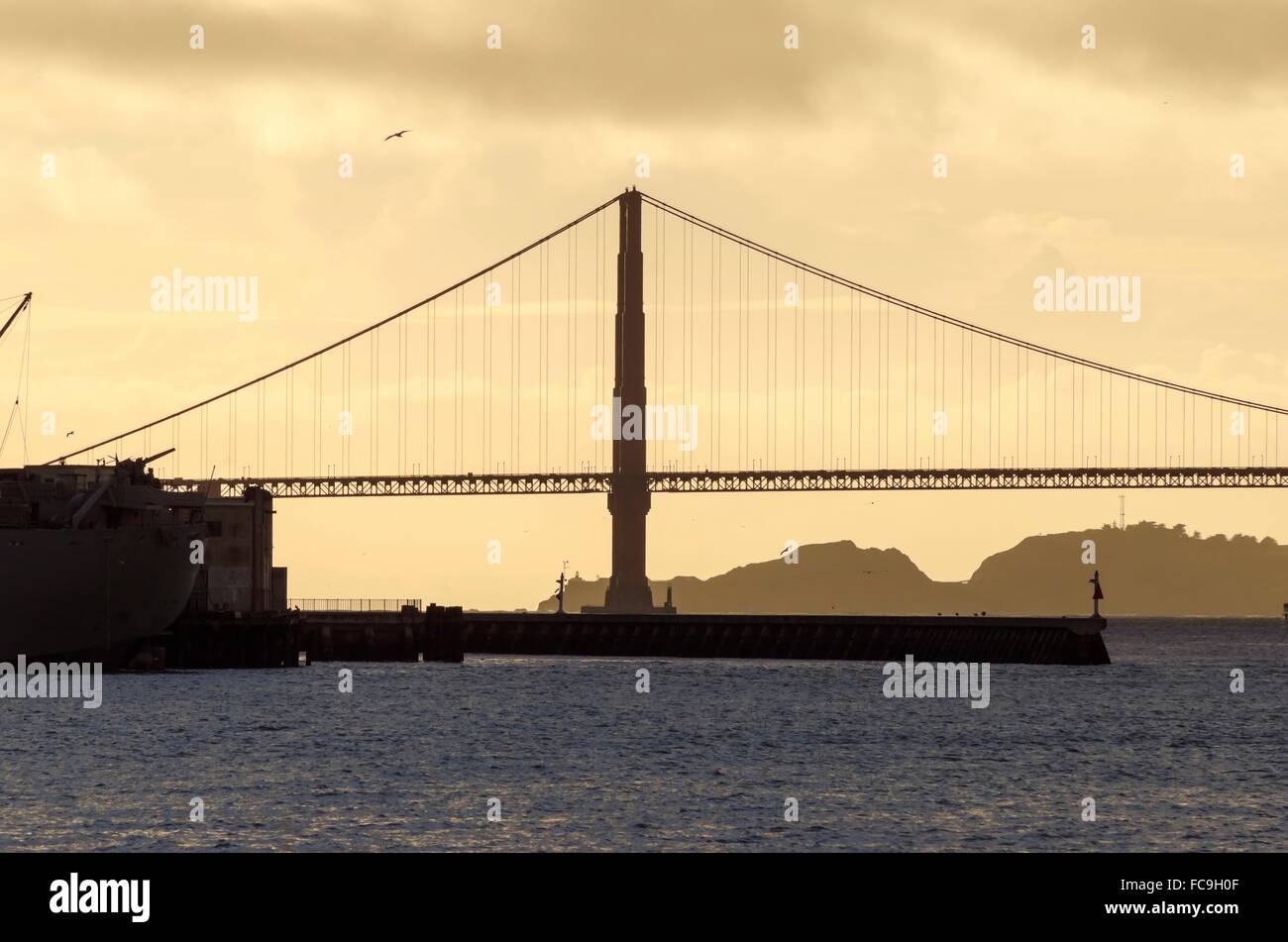 Ein seitlicher Blick auf die berühmten San Francisco Golden Gate Bridge in Kalifornien, USA bei Sonnenuntergang. Ein Höhenplan aus der Bucht Stockfoto