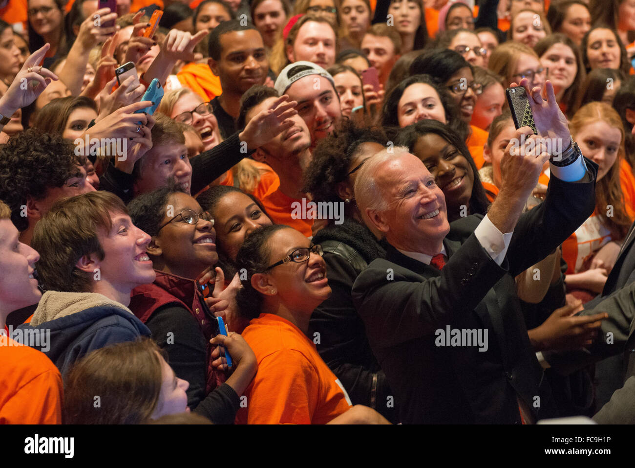 Joe Biden nimmt ein Selbstporträt mit Studenten nach dem Gespräch an der Syracuse University. Stockfoto