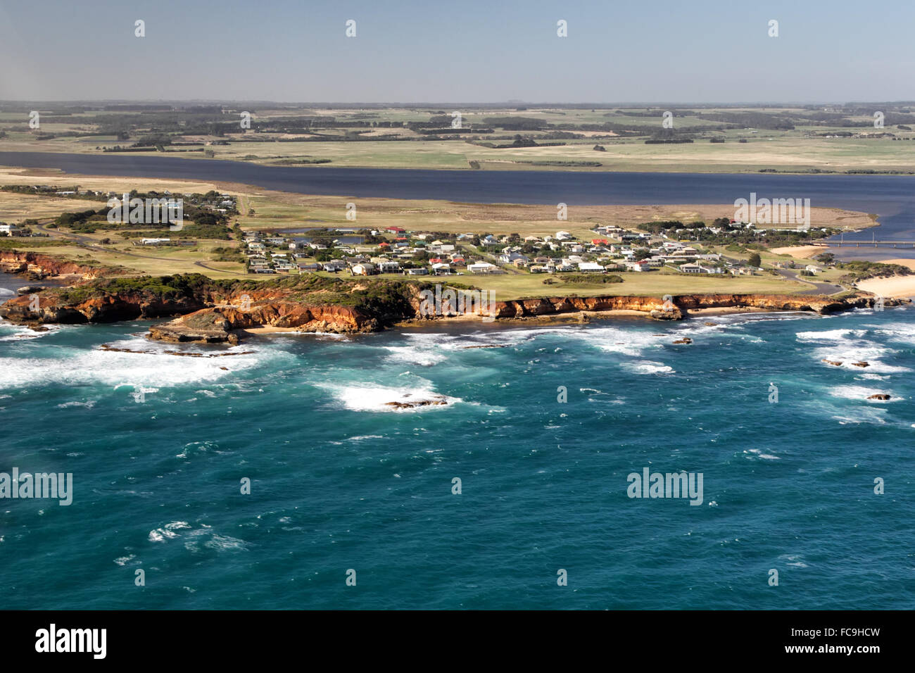 Luftaufnahme von Peterborough an der Great Ocean Road im Port Campbell National Park, Victoria, Australien. Stockfoto