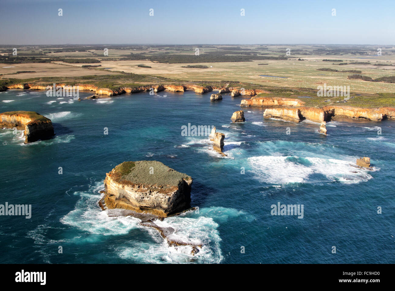 Luftbild von der Bay of Islands in der Nähe von Peterborough an der Great Ocean Road im Port Campbell National Park, Victoria, Australien Stockfoto