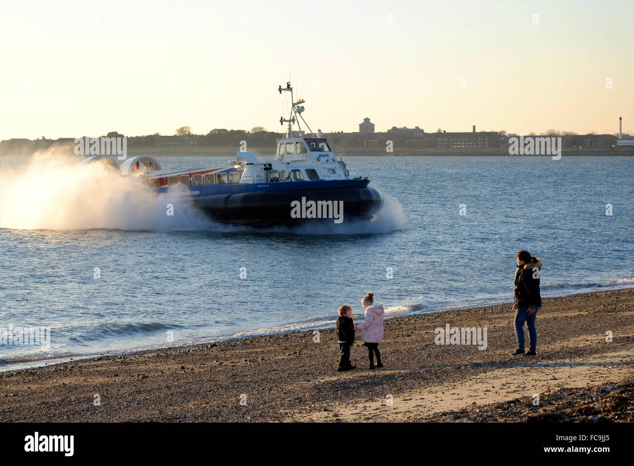 Hovertravel Hovercraft nahenden Southsea bei Dämmerung England uk Stockfoto