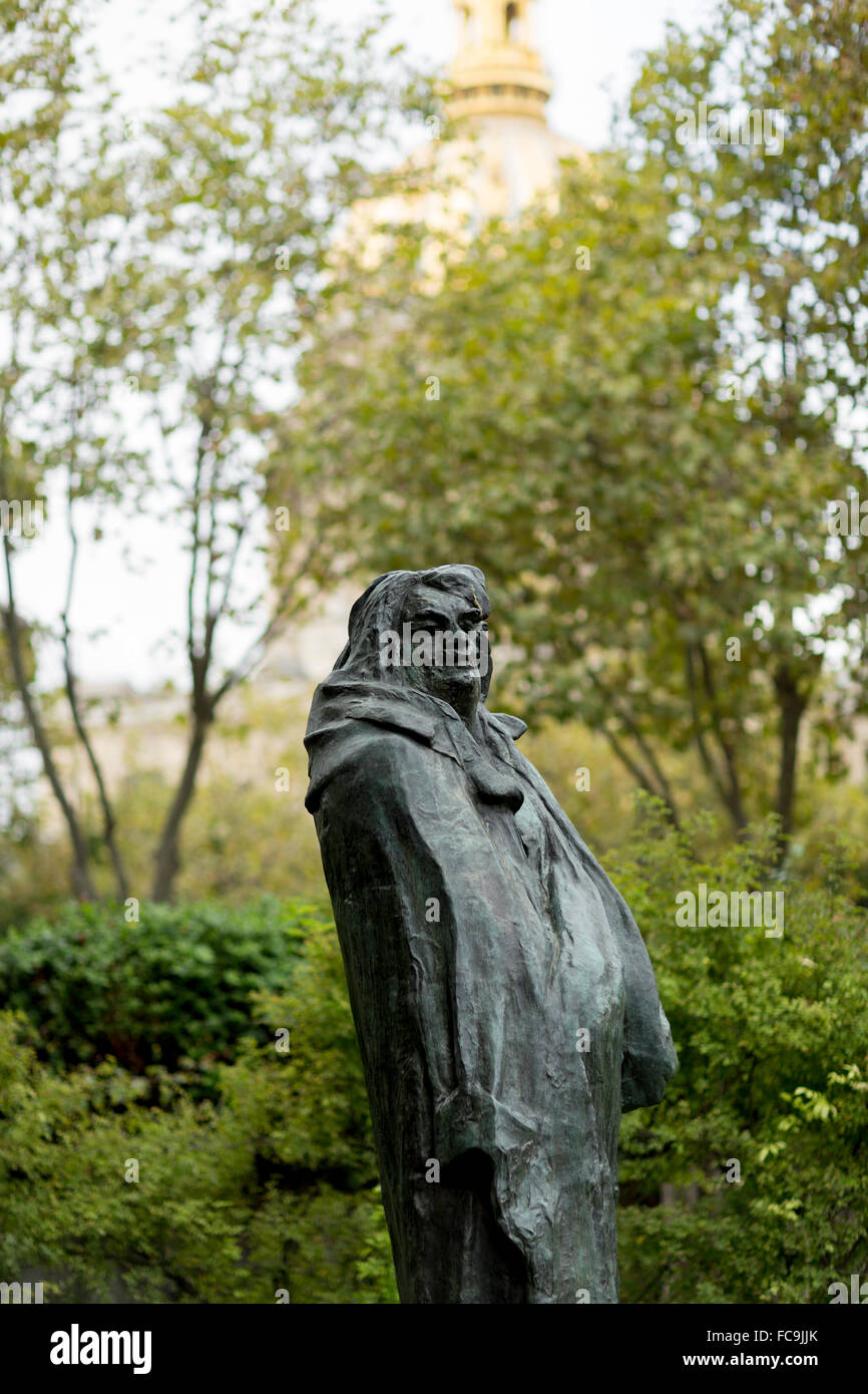 Auguste Rodins Skulptur von Honore de Balzac steht im Museum mit seinem Namen vor dem Invalidendom. Stockfoto
