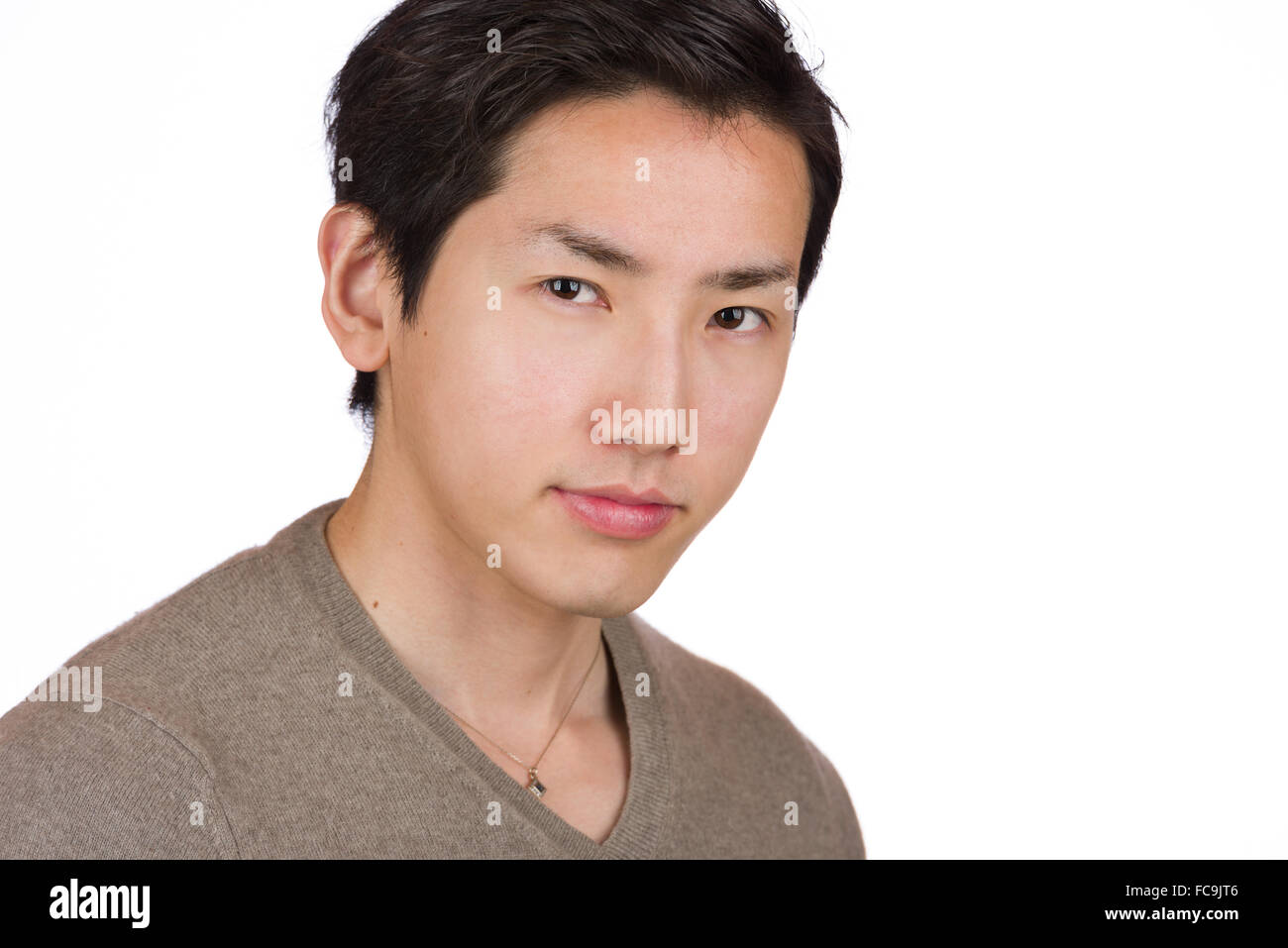 Ein Kopfschuss von einem schönen jungen japanischen Mann. Stockfoto
