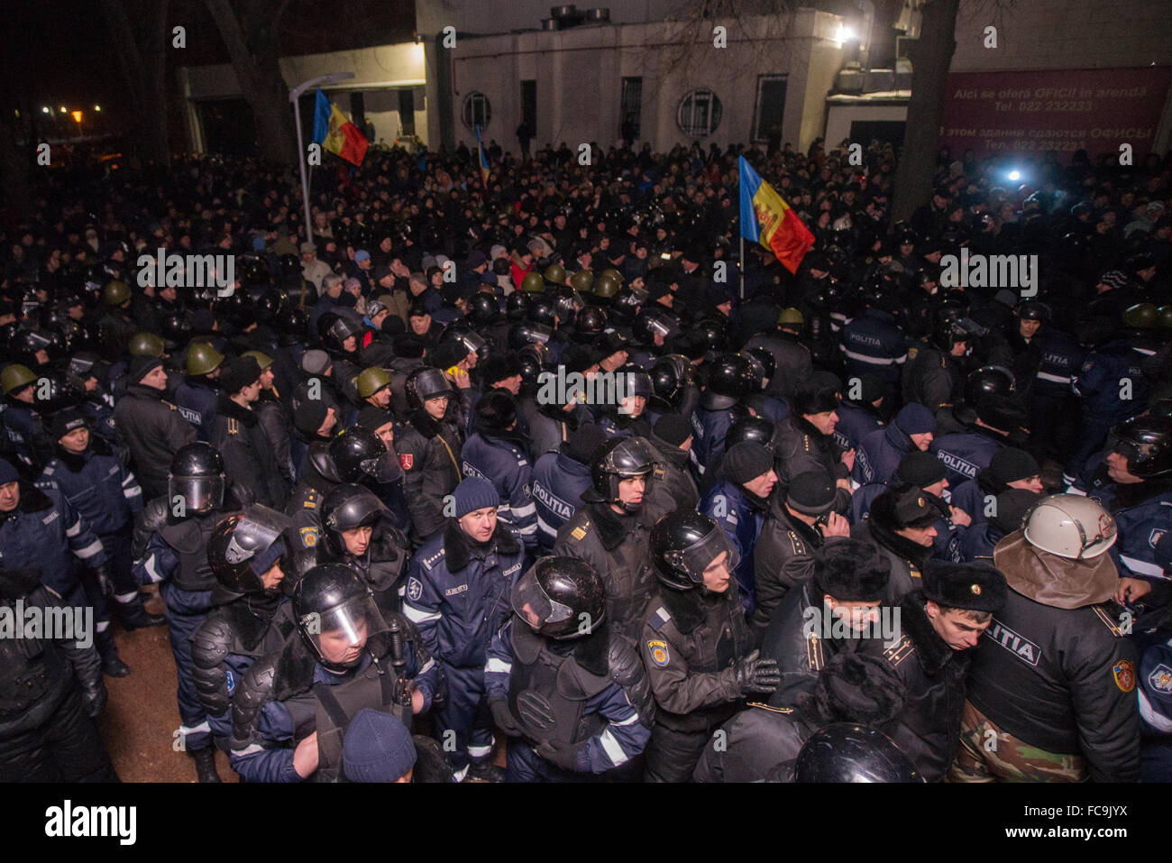 In Chisinau Demonstranten Pause im Parlament builgind Stockfoto