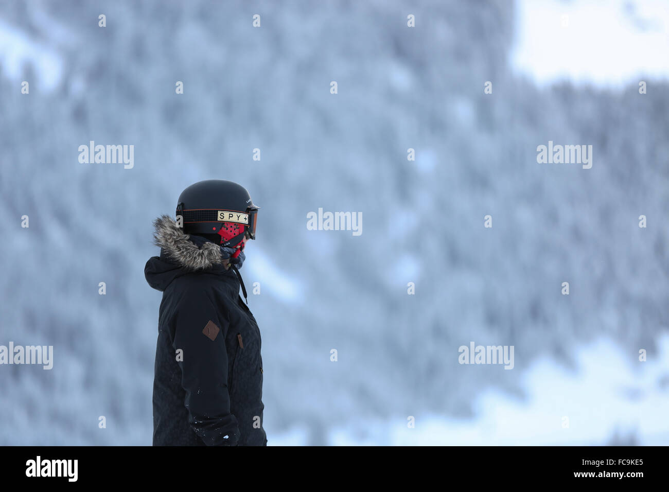Blick auf einen Berg tragen Ski-Ausrüstung Stockfoto