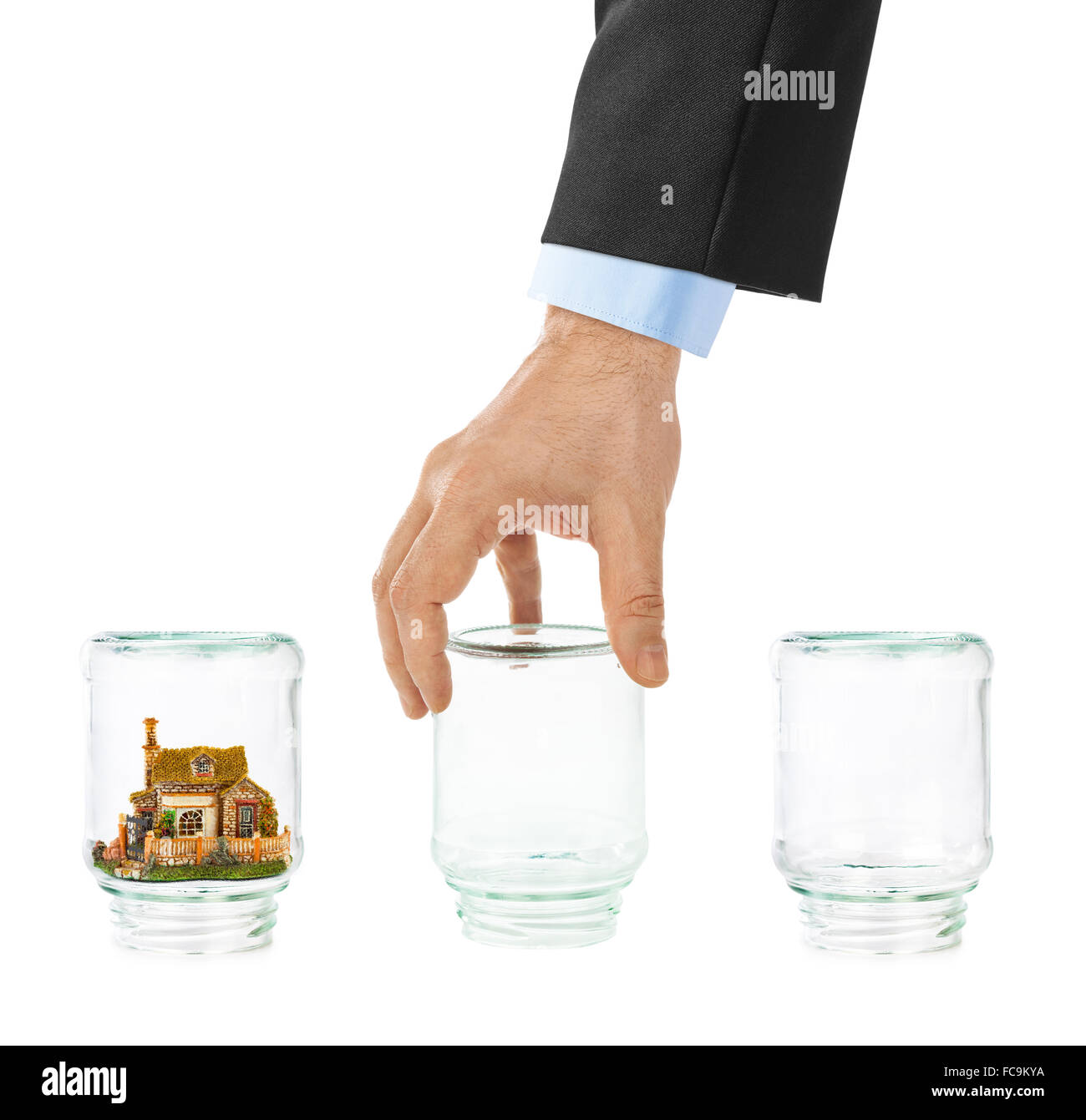 Haus und Hütchenspiel mit Gläsern Stockfoto