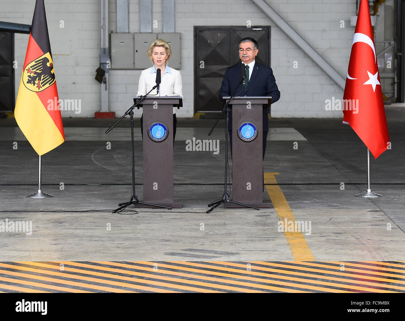 Incirlik, Türkei. 21. Januar 2016. Deutsche Verteidigungsministerin Ursula von der Leyen und türkische Verteidigung-Minister Ismet Yilmaz geben eine Erklärung zu den Medien während eines Besuchs auf dem Luftwaffenstützpunkt in Incirlik in der Türkei am 21. Januar 2016. Foto: TOBIAS SCHWARZ/Dpa/Alamy Live News Stockfoto