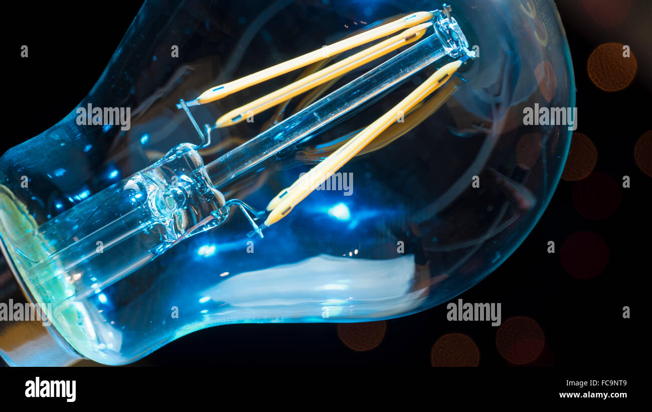 OLYMPUS Digitalkamera Strom, leuchtende Glühbirne blau gelb Stockfoto
