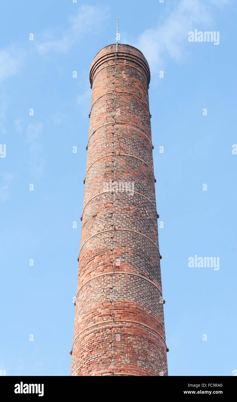 Schornstein von einem alten verlassenen Industriekomplex Stockfoto