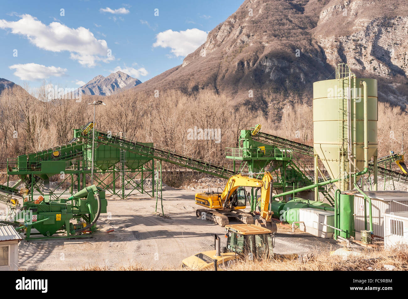 Gemona, Udine, Italien - 16. Januar 2016: Kies Extraktionsanlage.   Maschinen und Klassifizierung nach Kies Größe Vertrieb Stockfoto