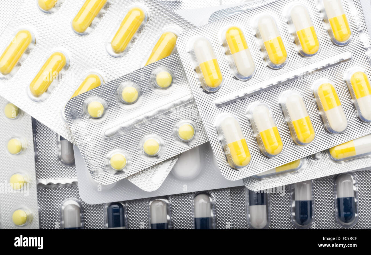 Haufen von Blister-Verpackungen von bunten Pillen und Kapseln Stockfoto