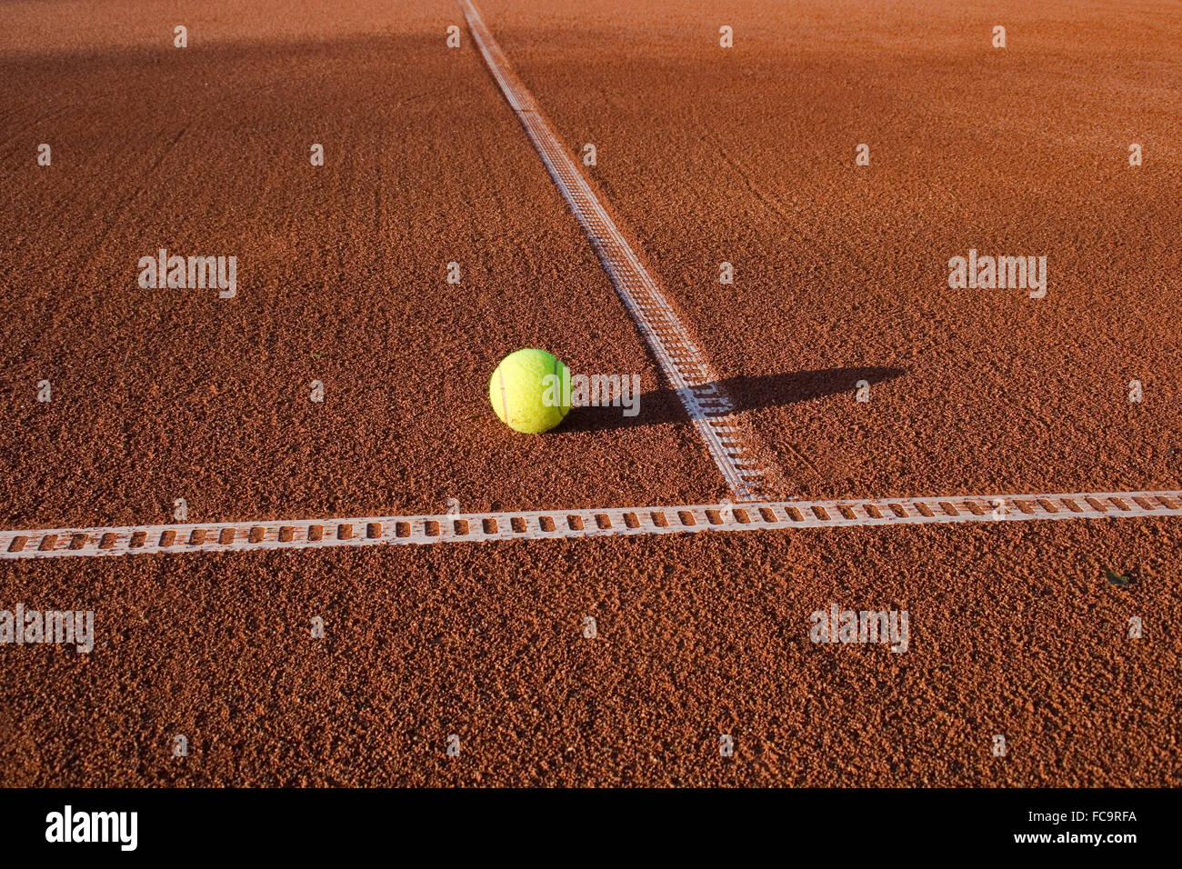 Tennisplatz mit ball Stockfoto