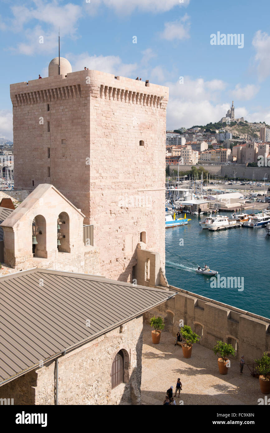 Blick auf das Fort Saint-Jean und der Vieux-Port oder den alten Hafen von Marseille, Frankreich. Stockfoto